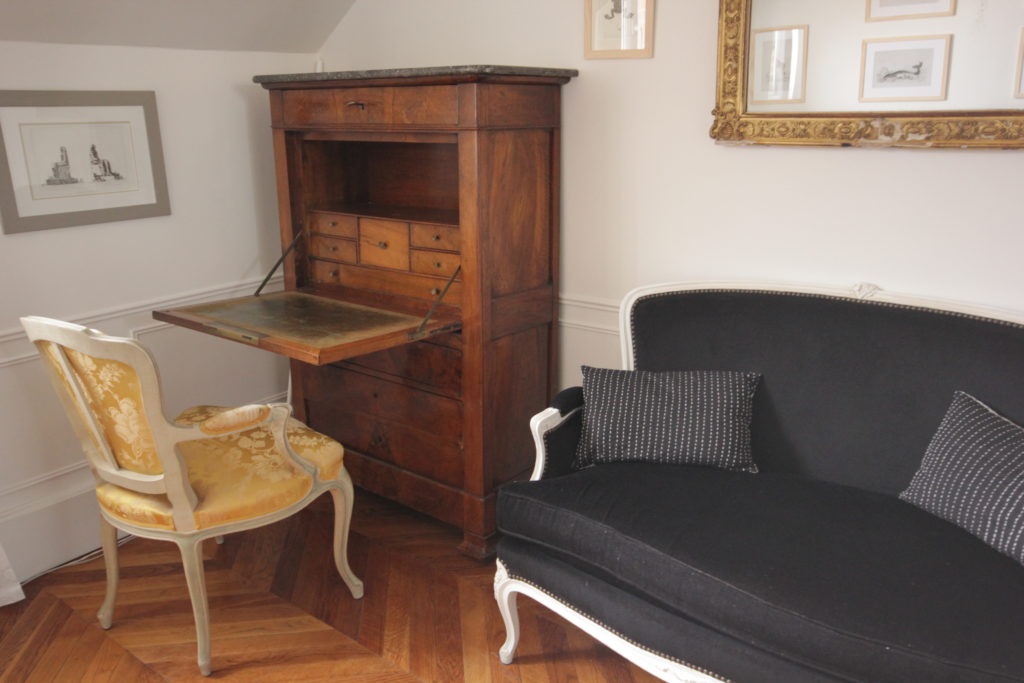 Un appartement 2 pièces complètement rénové et transformé en appartement haussmannien. Mobilier classique chiné, beau secretaire Napoléon compact et fonctionnel