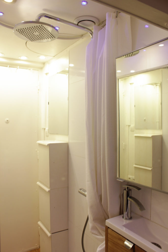 Inside my home - L'espace douche modulable a été créé dans l'entrée de la chambre, avec une trappe posée sur le receveur de douche