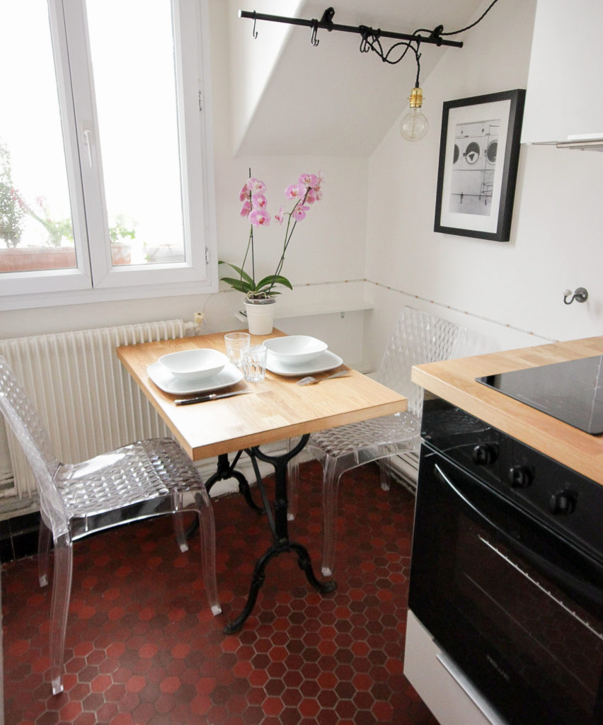 Un appartement 2 pièces complètement rénové et transformé en appartement haussmannien. Cuisine aménagée, coin repas avec table bistrot créé sur mesure avec une chute du plan de travail et un pied en fonte