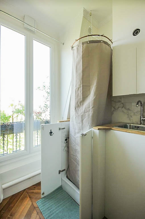 Renovation of a parisian maid's room : a modular foldableshower interated in the kitchen is designed