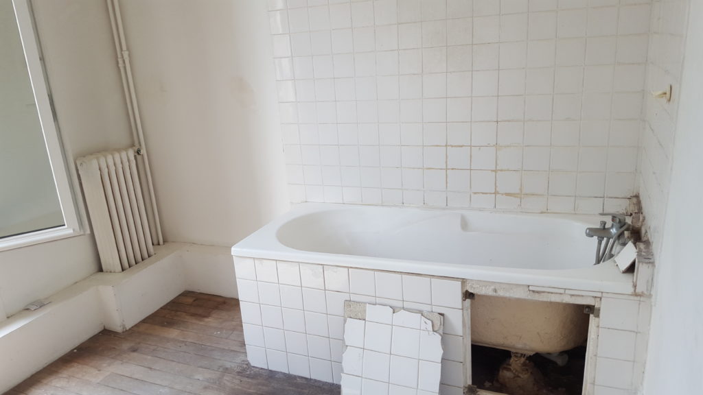 Une maison meulièreà rénover - La salle de bains avant travaux en bien mauvais état