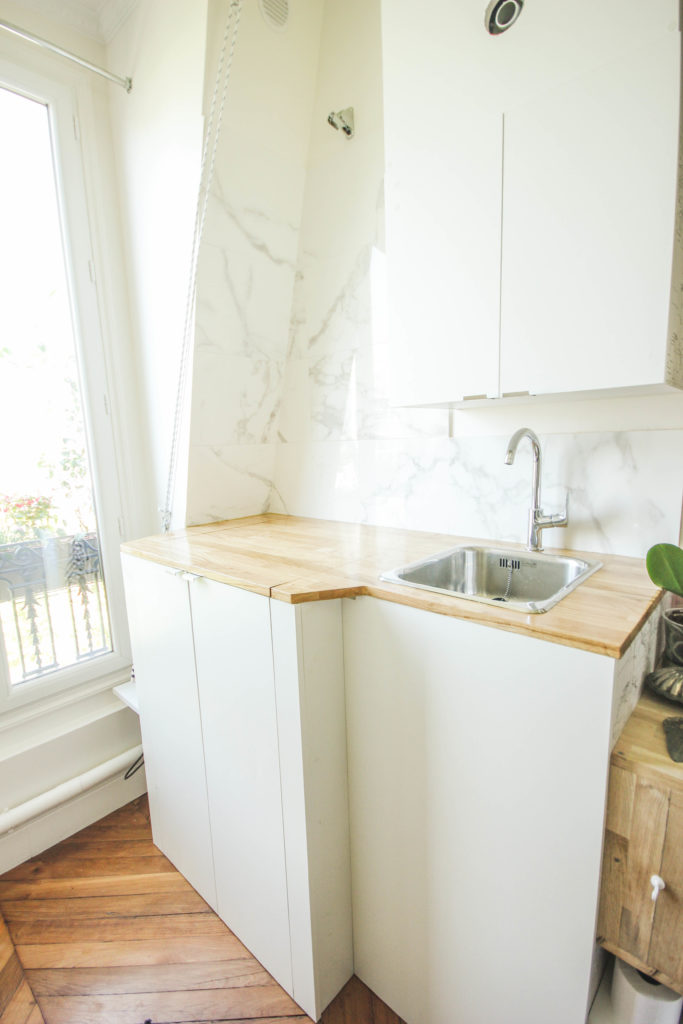 Renovation of a parisian maid's room : a modular foldable shower interated in the kitchen is designed