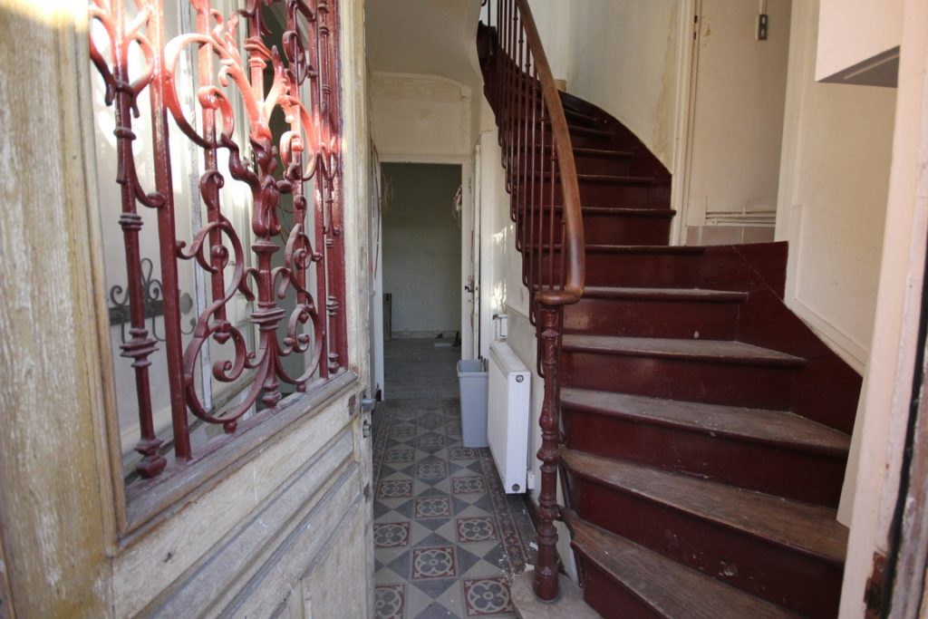 Renovation of an old stone house - Entrance and hallway beforethe renovation - Insode My Home Blog