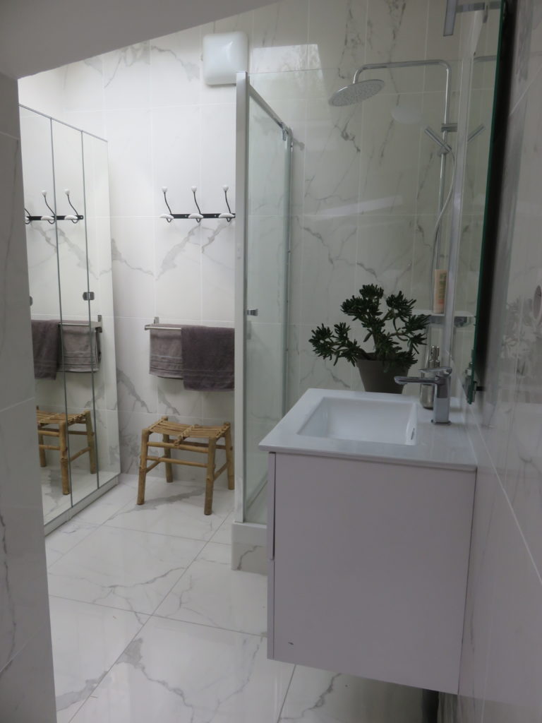 Salle de bains refaite à neuf tout en carrelage marbre - transformation d'une dépendance atelier débarras en loft d'habitation