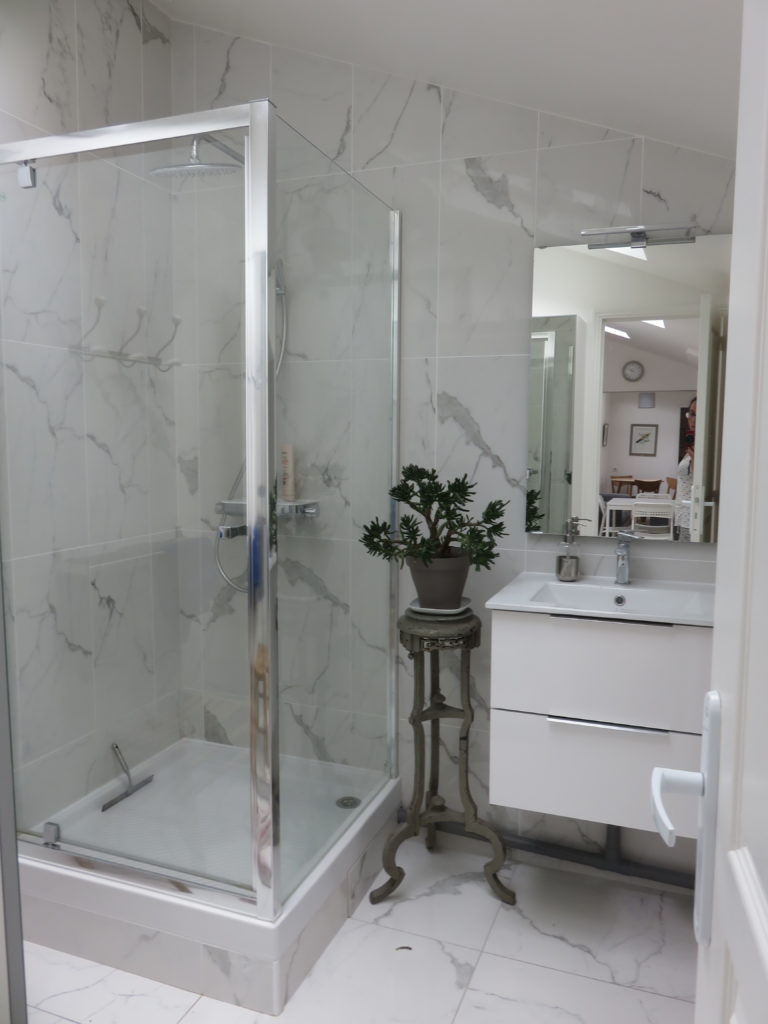 Création d'une salle de bains tout en carrelage marbre - transformation d'une dépendance atelier débarras en loft d'habitation