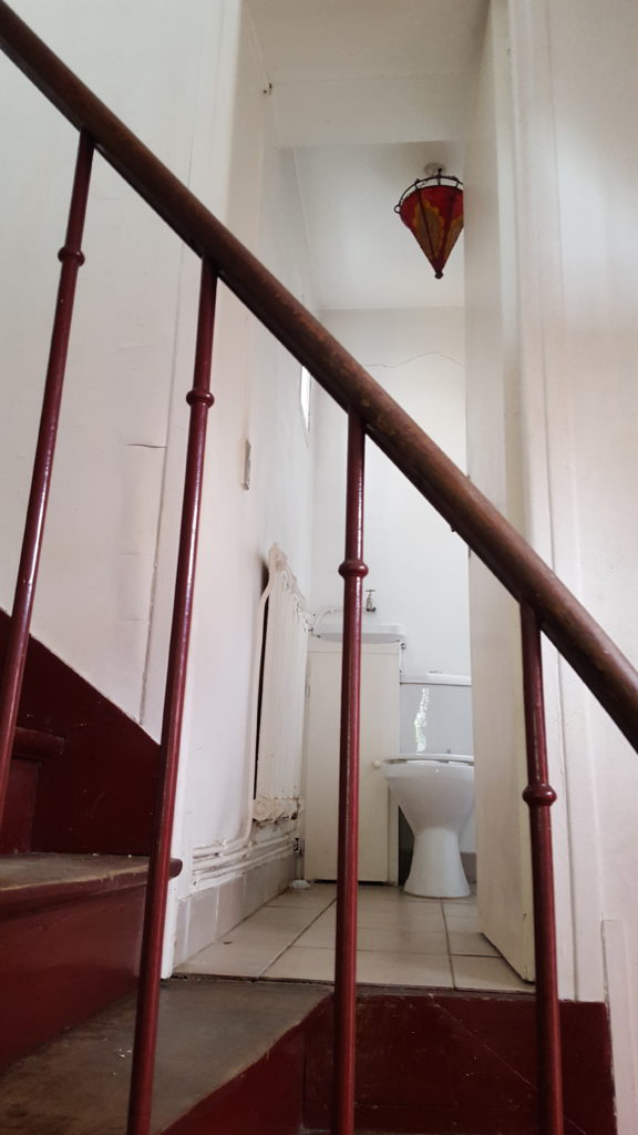 journal de rénovation d'une maison meulière : escalier et wc