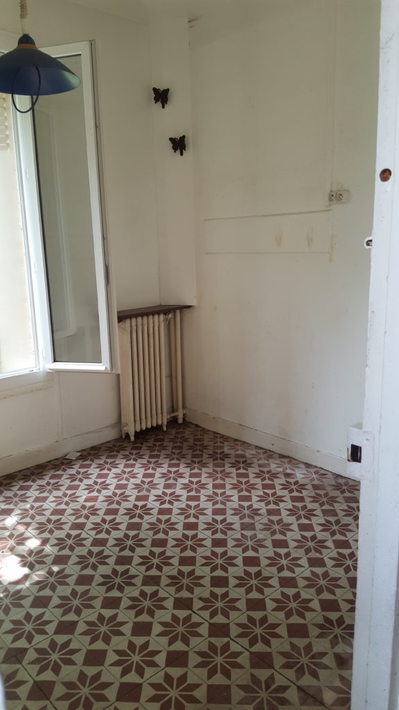 Journal rénovation d'une maison meulière : La cuisine est spacieuse et a un beau sol d'époque en carreaux de ciment que nous allons conserver