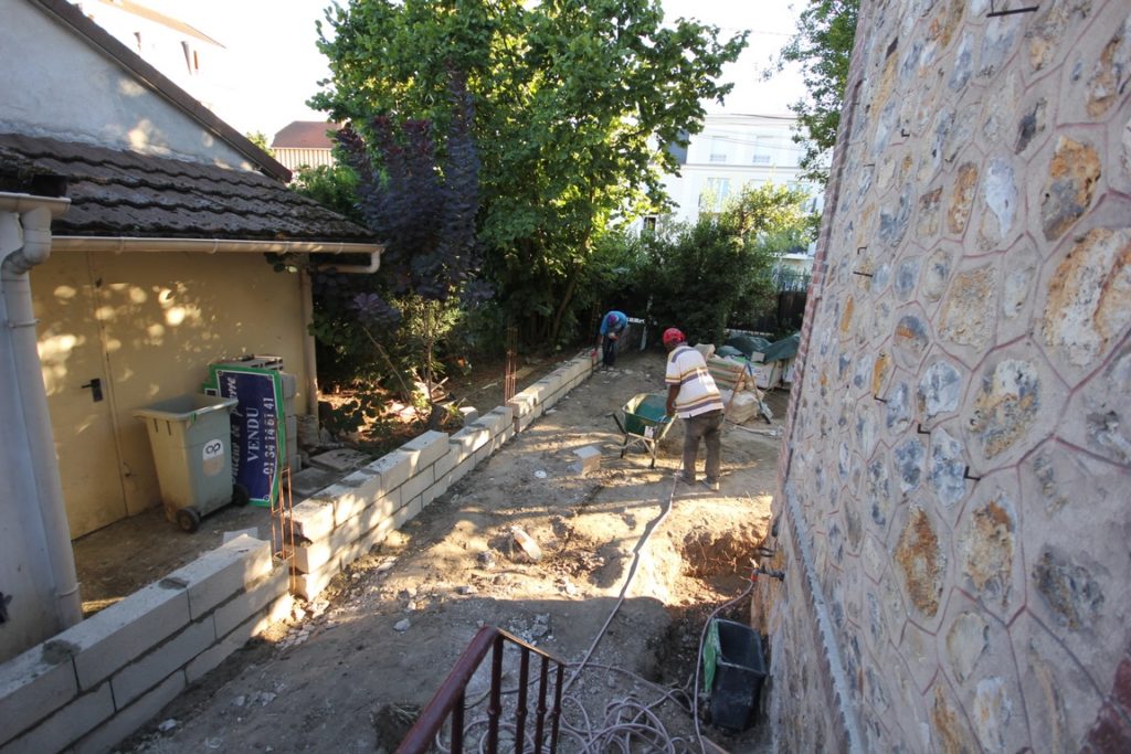 insidemyhome-blog construction d'un mur de séparation en parpaings pour délimiter notre jardin