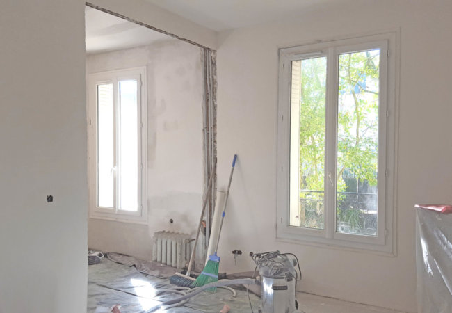 Rénovation de ma maison meulière – Semaine 6 à 9 :  Travaux d’enduit, peinture et moulures
