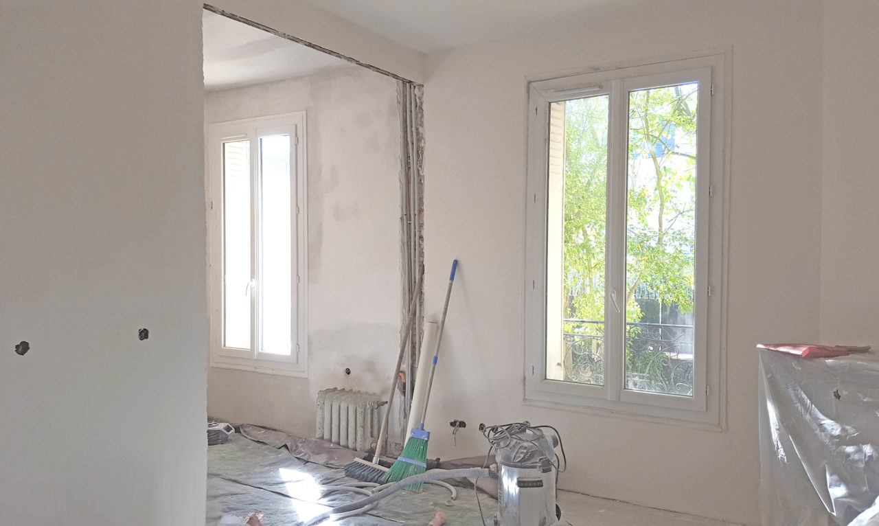 Travaux de peinture dans une maison meulière nécessitant une rénovation complète en banlieue parisienne