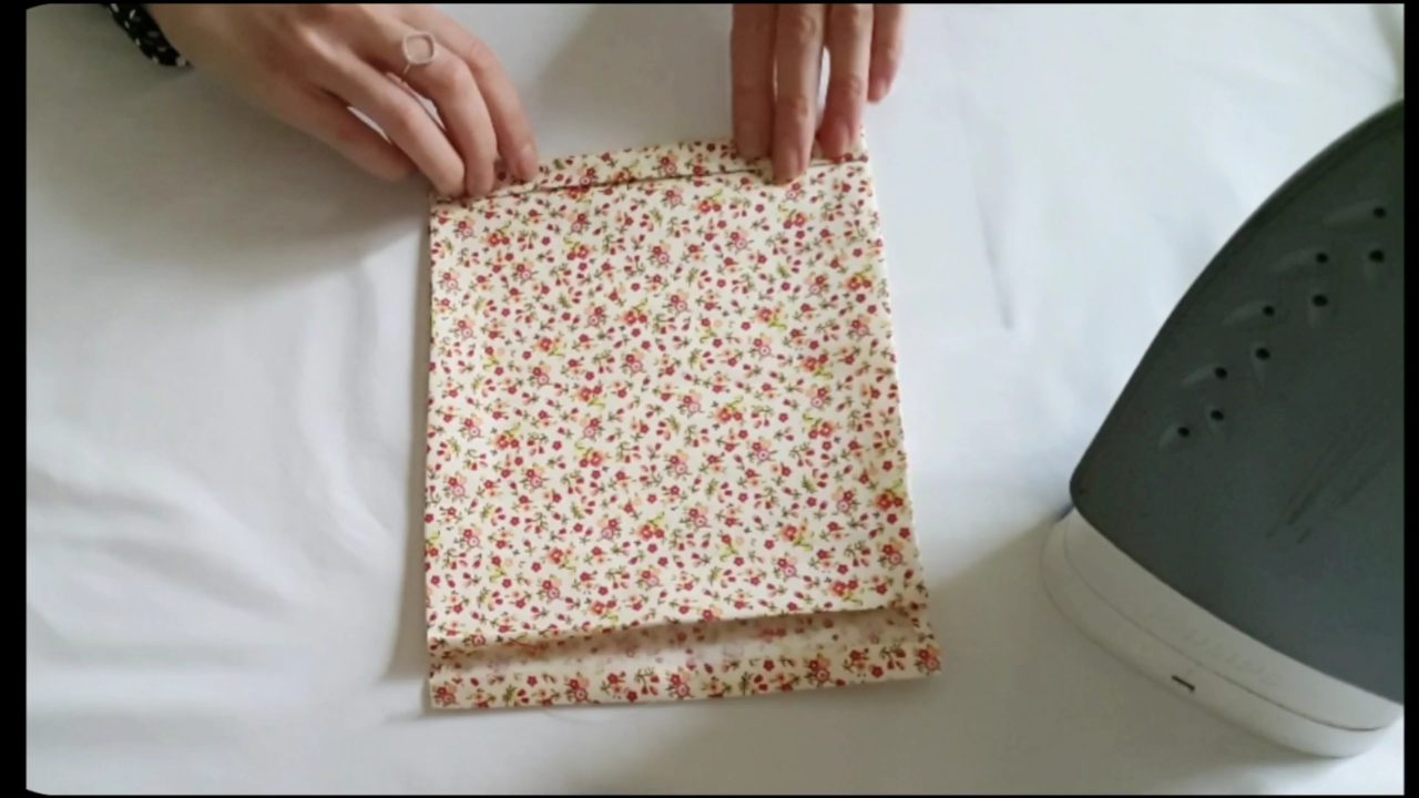 Comment fabriquer un masque afnor 3 plis sans machine à coudre : pliage du tissu