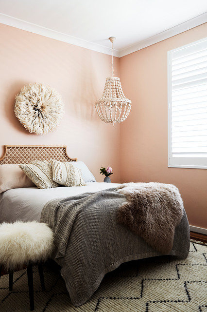a sweet and cozy bedroom thanks to the nude pink walls