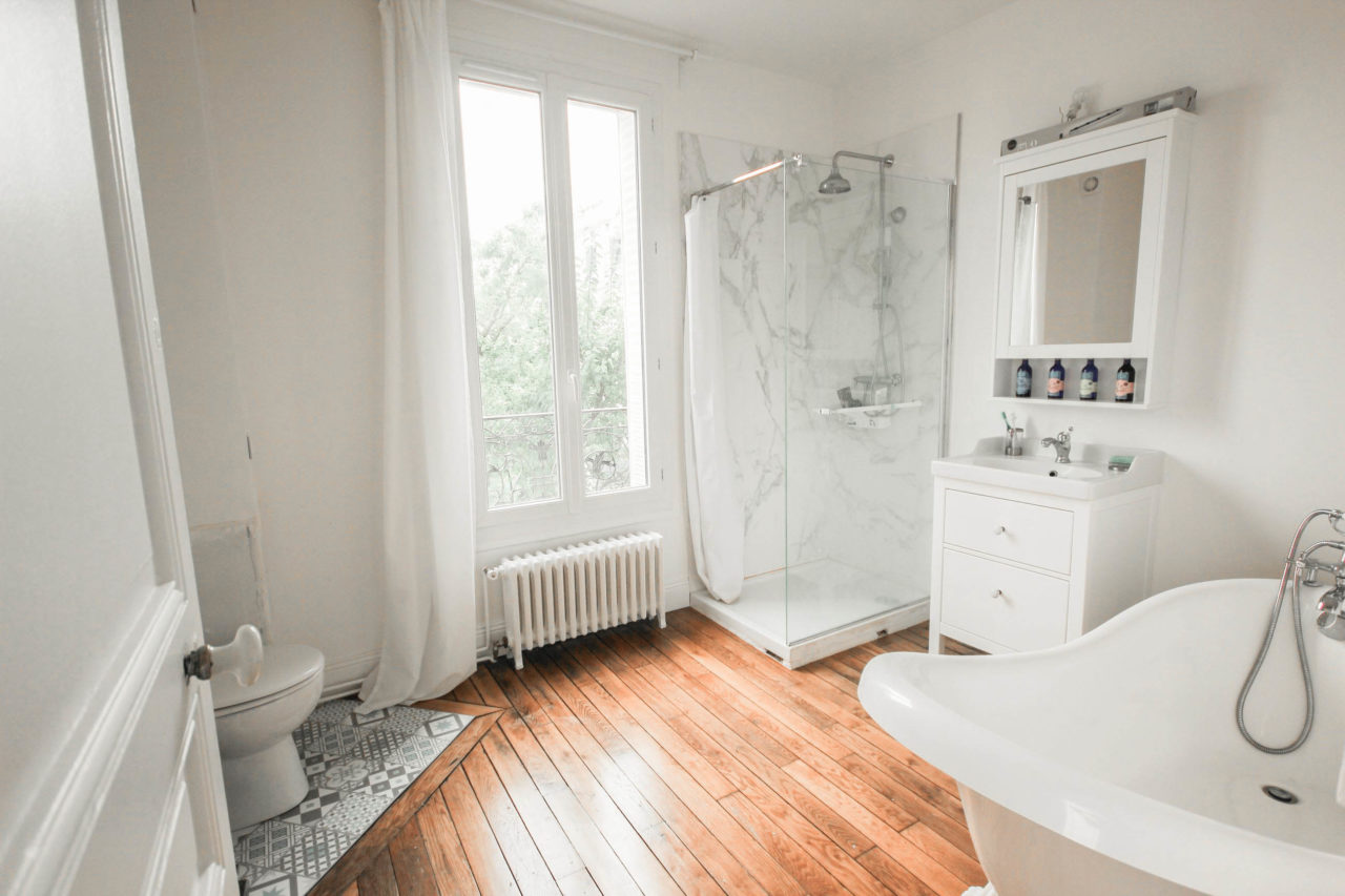 salle de bains de maison meulière avec baignoire pattes de lions et douche carrelage amrbre sol en parquet style rétro - aménagement de la salle de bains de ma maison meulière, journal rénovation - inside my home - blog déco